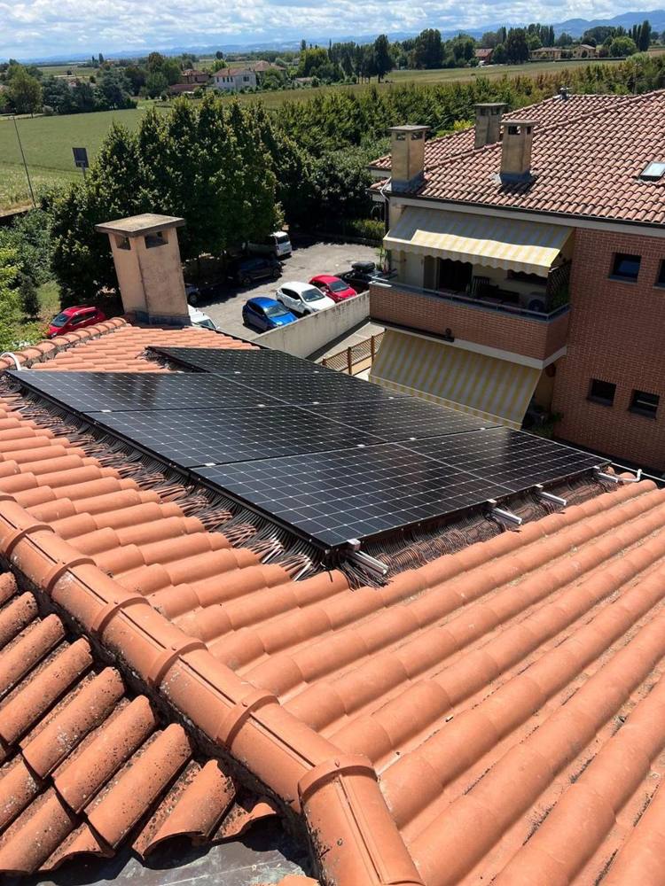 Impianto fotovoltaico su tetto in laterizio con vista campagna bolognese