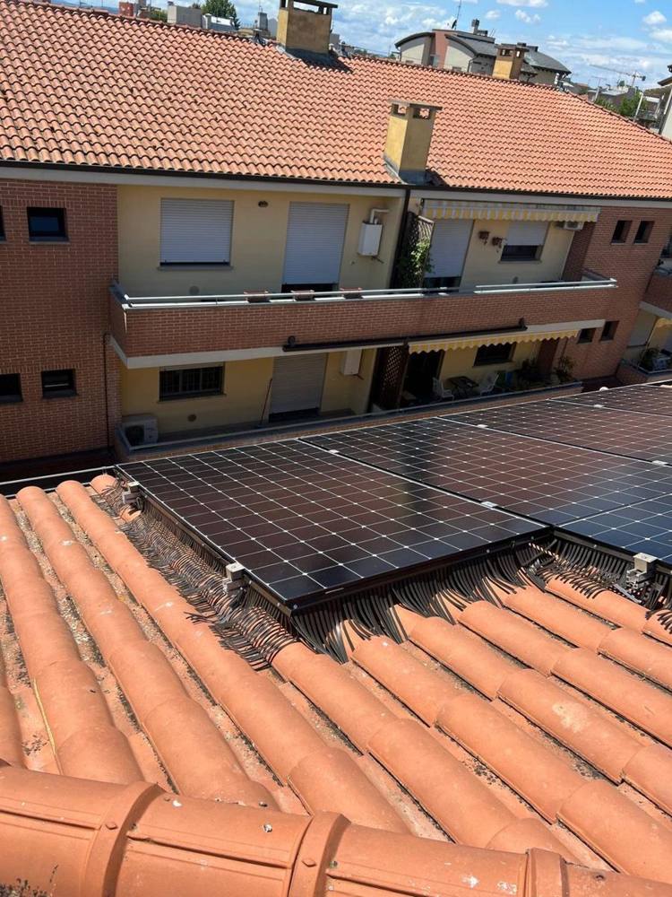 Impianto fotovoltaico con protezione anti-volatili in zona residenziale