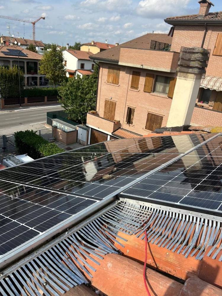 Sistema anti-piccioni a pettine installato sotto i pannelli fotovoltaici