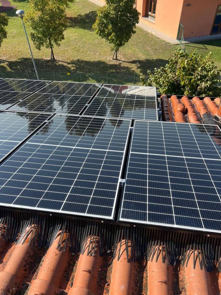 Pannelli fotovoltaici puliti con bordo protetto da rete anti-volatili